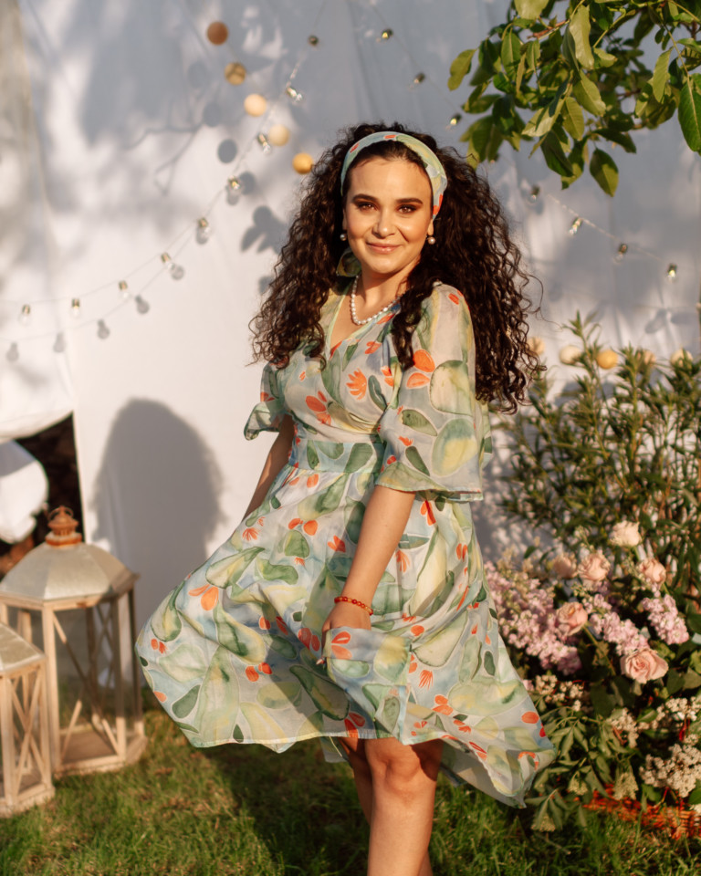lauretta-saty-z-farebneho-voalu-00003