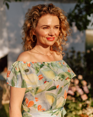žena vo farebnej blúzke na záhrade
