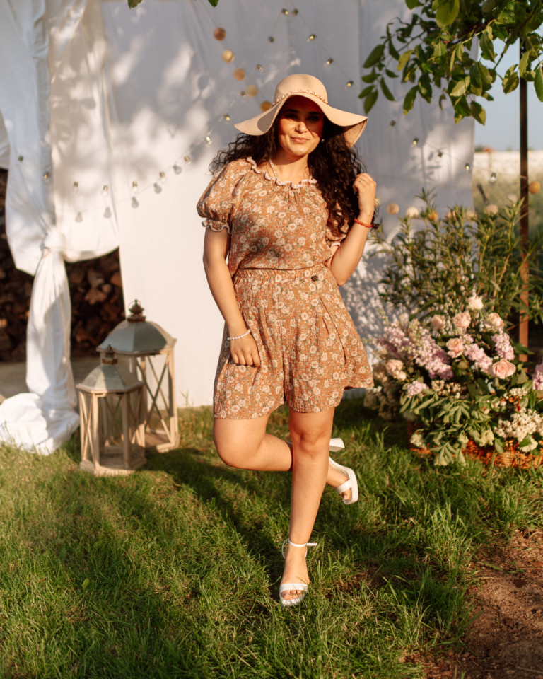 žena v mušelínovom outfite na záhrade