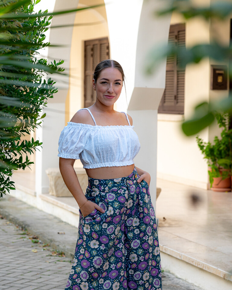 Žena v bielom crop tope od značky Love Colors
