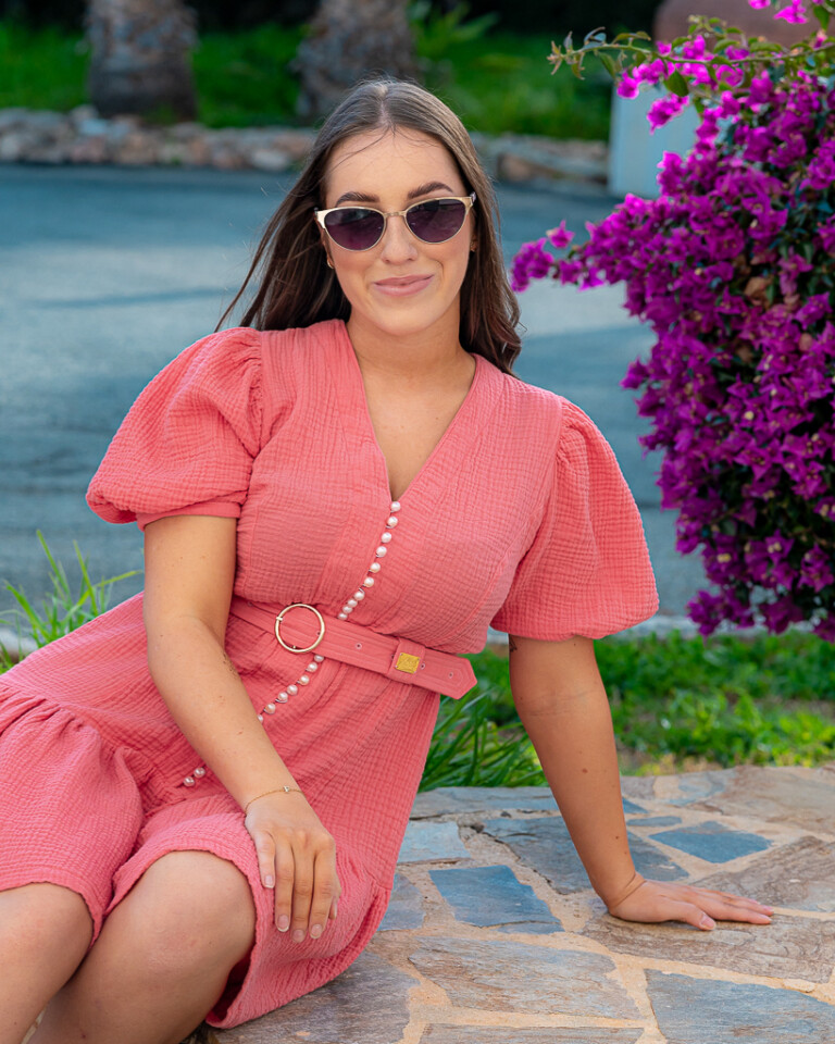 Žena pózuje v mušelínových šatách od značky Love Colors