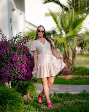 Žena pózuje v mušelínových šatách od značky Love Colors