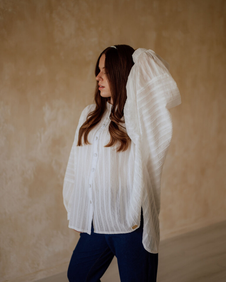 žena v oversize košele