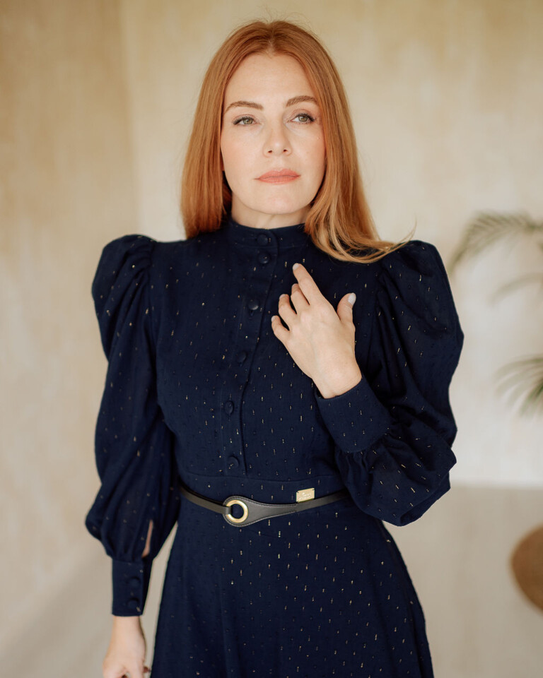 Žena v bavlnených šatách od Love Colors